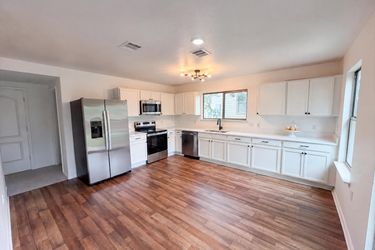 Photo 2 of 20 of 5406 S Hearsey Dr, Austin, TX