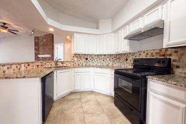 Photo 2 of 16 of 6806 Raintree Frst, San Antonio, TX