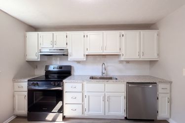 Photo 2 of 33 of 2891 Grosvenor Dr, Cincinnati, OH