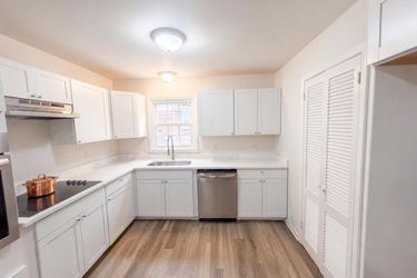 Photo 2 of 15 of 505 Leawood Dr, Greensboro, NC