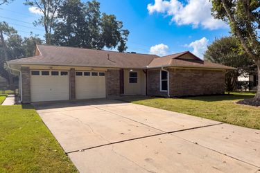 Photo 2 of 19 of 609 Heather Ln, Friendswood, TX