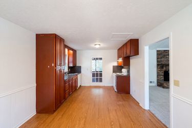 Photo 2 of 24 of 207 Mayflower Dr, Woodstock, GA