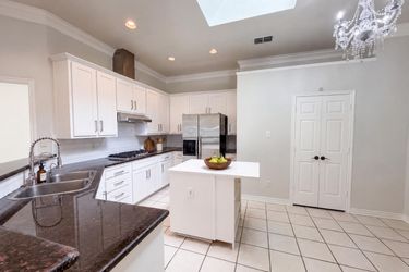 Photo 2 of 26 of 8703 Stonecrest Dr, Irving, TX