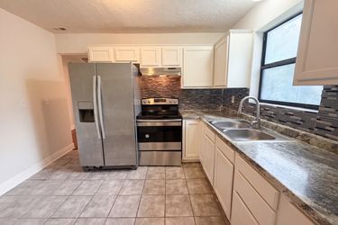 Photo 2 of 18 of 7520 Altus Dr S, Jacksonville, FL