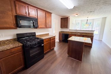 Photo 2 of 33 of 1672 Bennett Dr, McDonough, GA