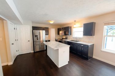 Photo 2 of 21 of 5259 Baysdon Cir, Indianapolis, IN