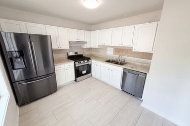 Photo 2 of 31 of 4727 Garden Hills Dr, Stone Mountain, GA