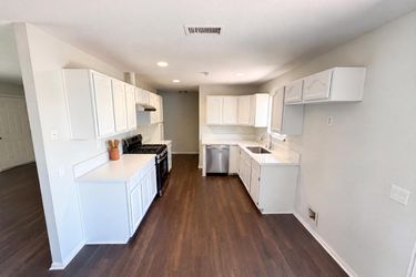Photo 2 of 20 of 215 Laurel Ln, Hemet, CA