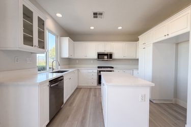 Photo 2 of 25 of 27920 Periwinkle Ln, Valencia, CA