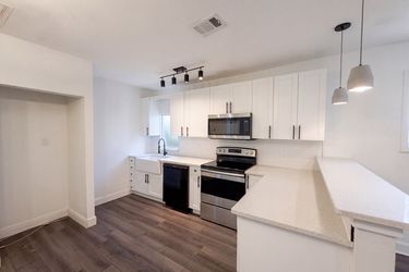 Photo 2 of 15 of 212 W Hiawatha St, Tampa, FL