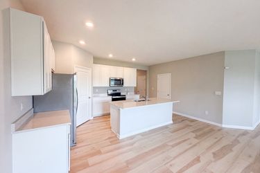 Photo 2 of 19 of 1671 Fairmount Dr, Greenfield, IN