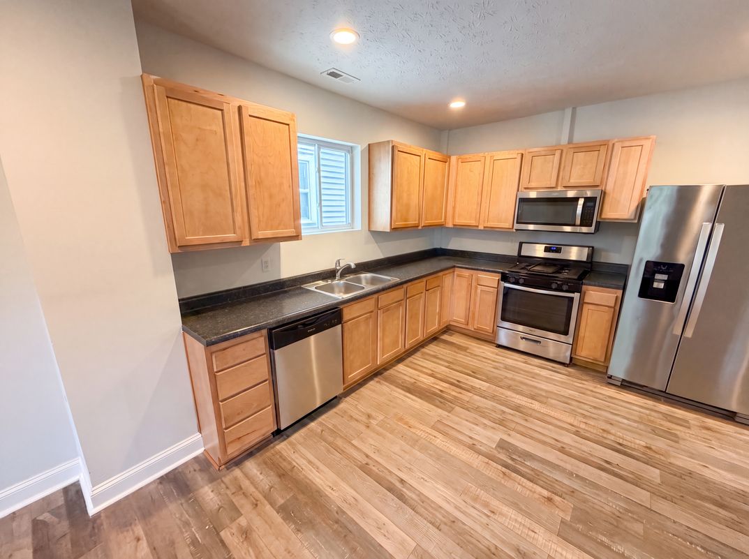 Property photo 2 of 2615 Boulevard Pl