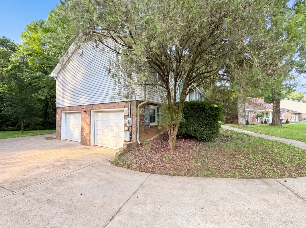 Photo 17 of 20 of 166 Kirby Dr, Clarksville, TN