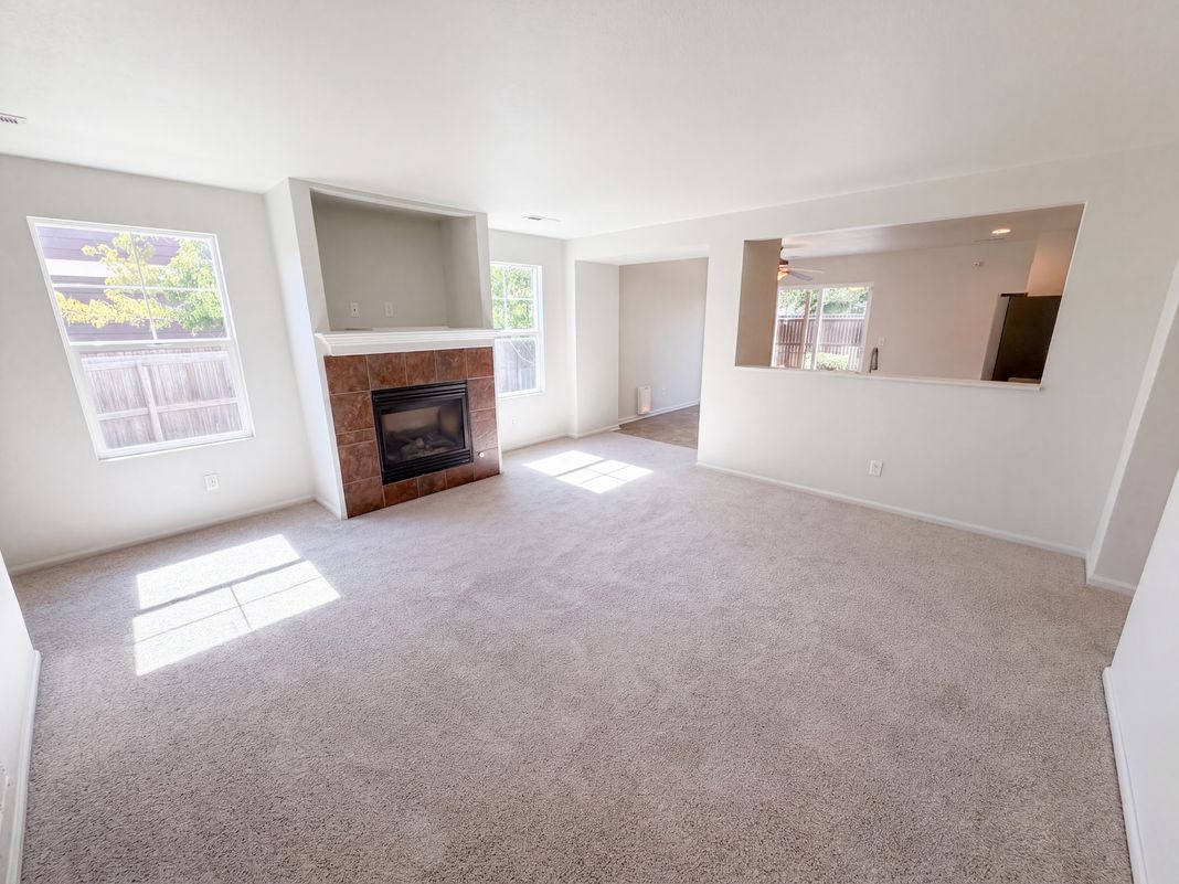 Property photo 3 of 886 Sagebrush Dr