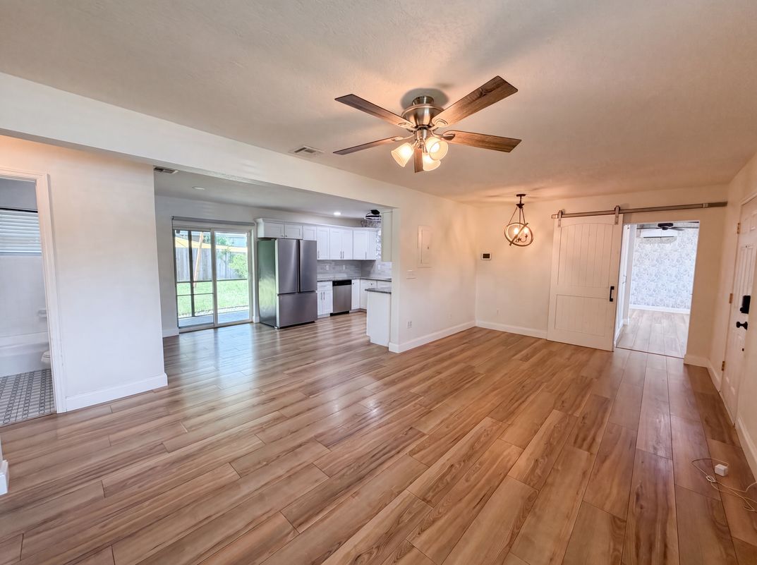 Property photo 3 of 2242 E Dana Dr