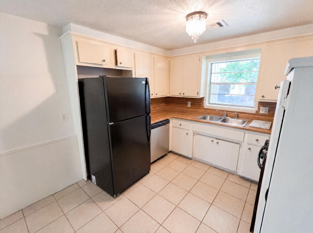 Property photo 2 of 1513 N Bradley Ave