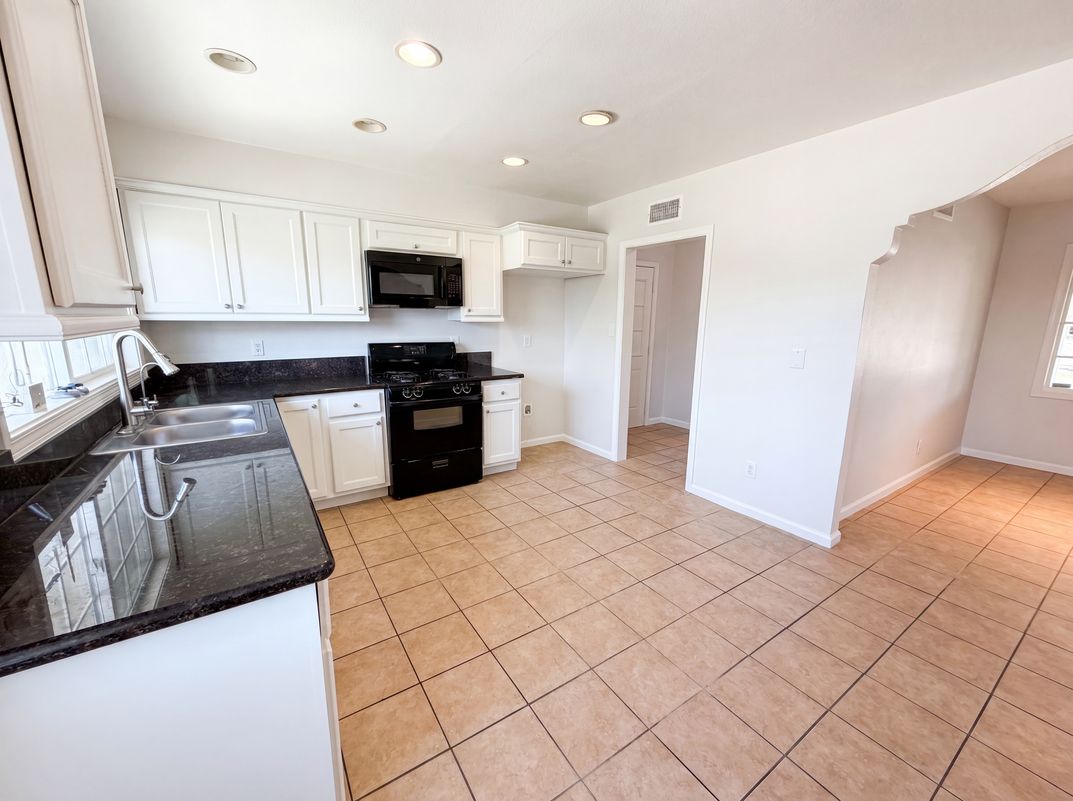 Property photo 2 of 322 E Mariposa Dr