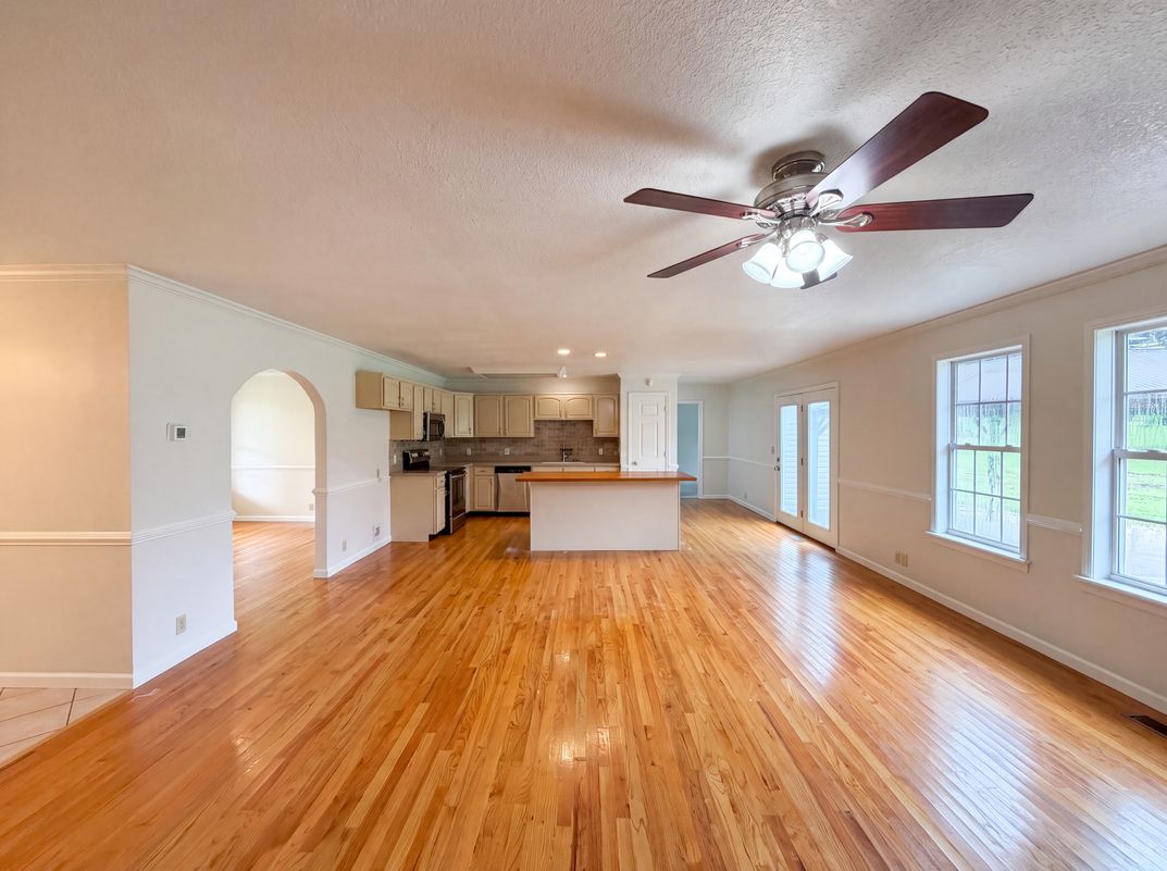 Property photo 3 of 3146 Lora Dr