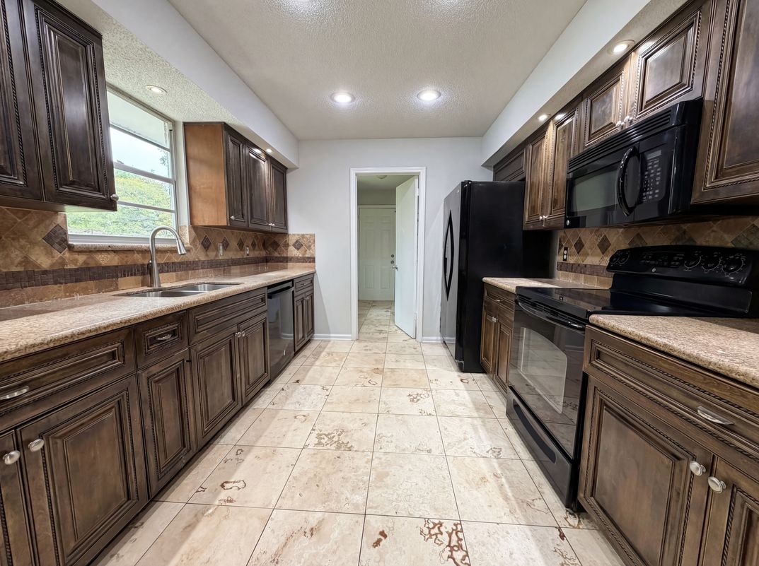Property photo 2 of 606 Gulfstream Trl S