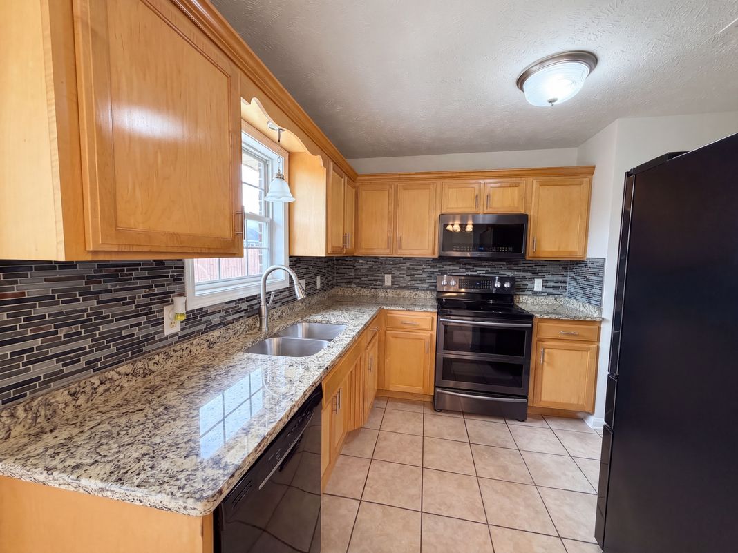 Property photo 2 of 8018 Valencia Dr