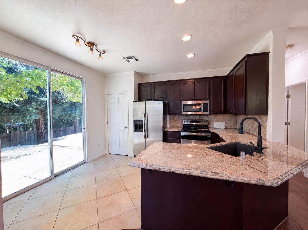 Property photo 2 of 2805 Aquamarine Cir