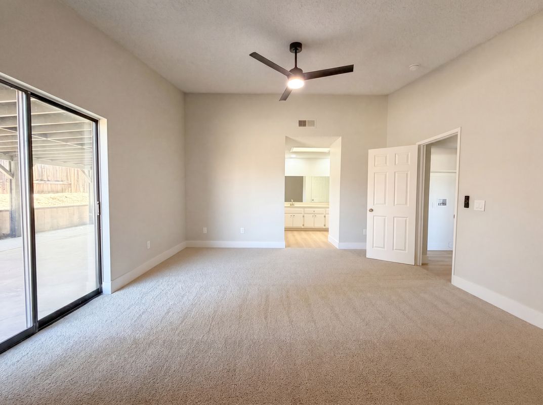 Photo 4 of 25 of 42355 Willeta Ave, Lancaster, CA