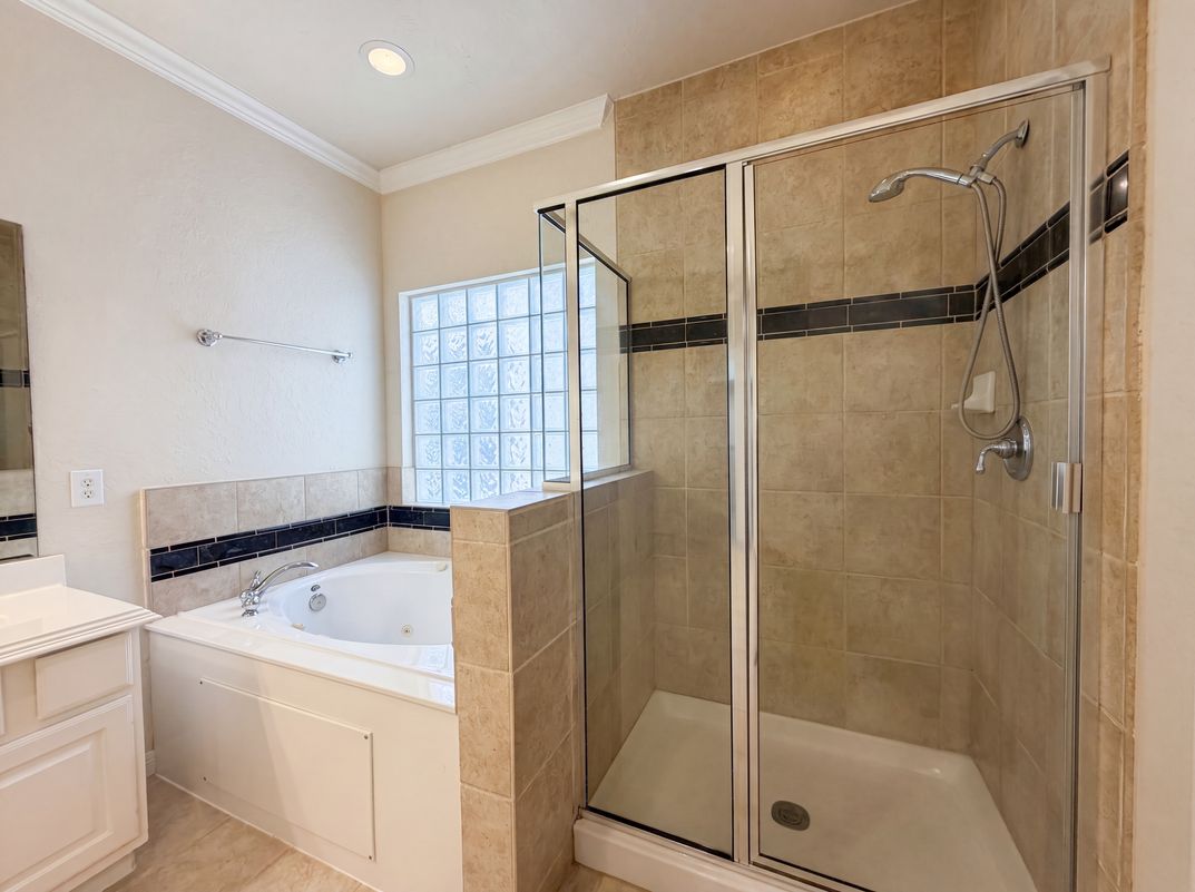 Photo 13 of 21 of 2942 Royal Oaks Crst, Houston, TX
