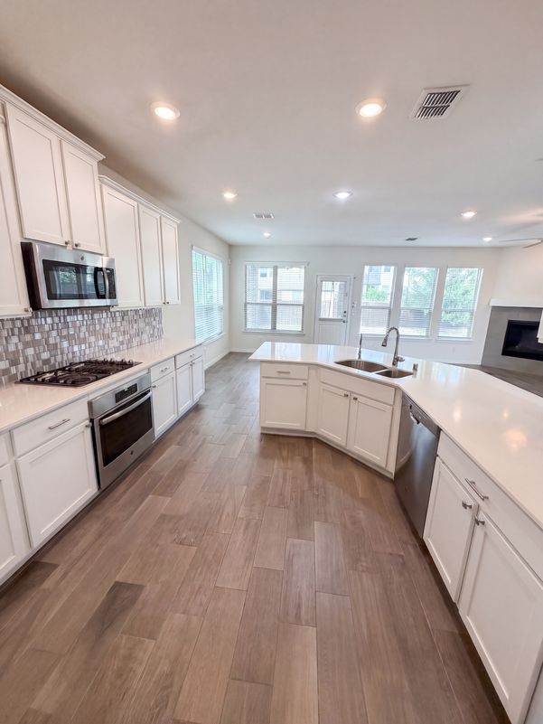 Property photo 2 of 1421 Prairie Lake Ct