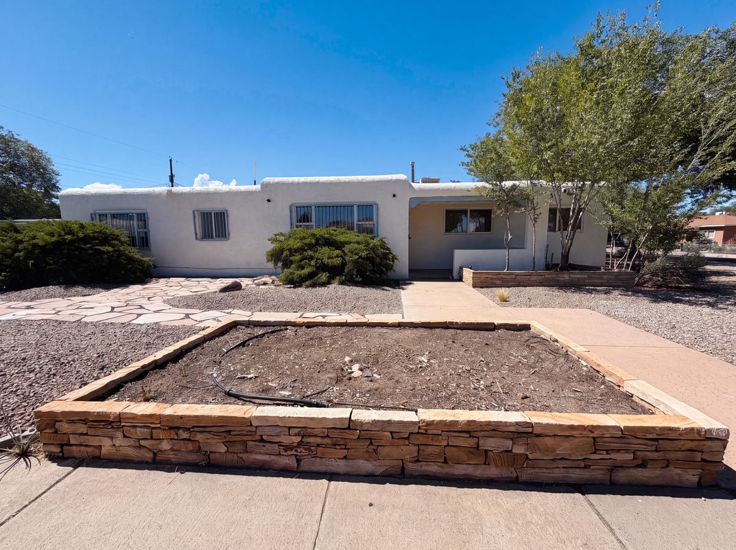 Property photo 1 of 700 Dakota St SE
