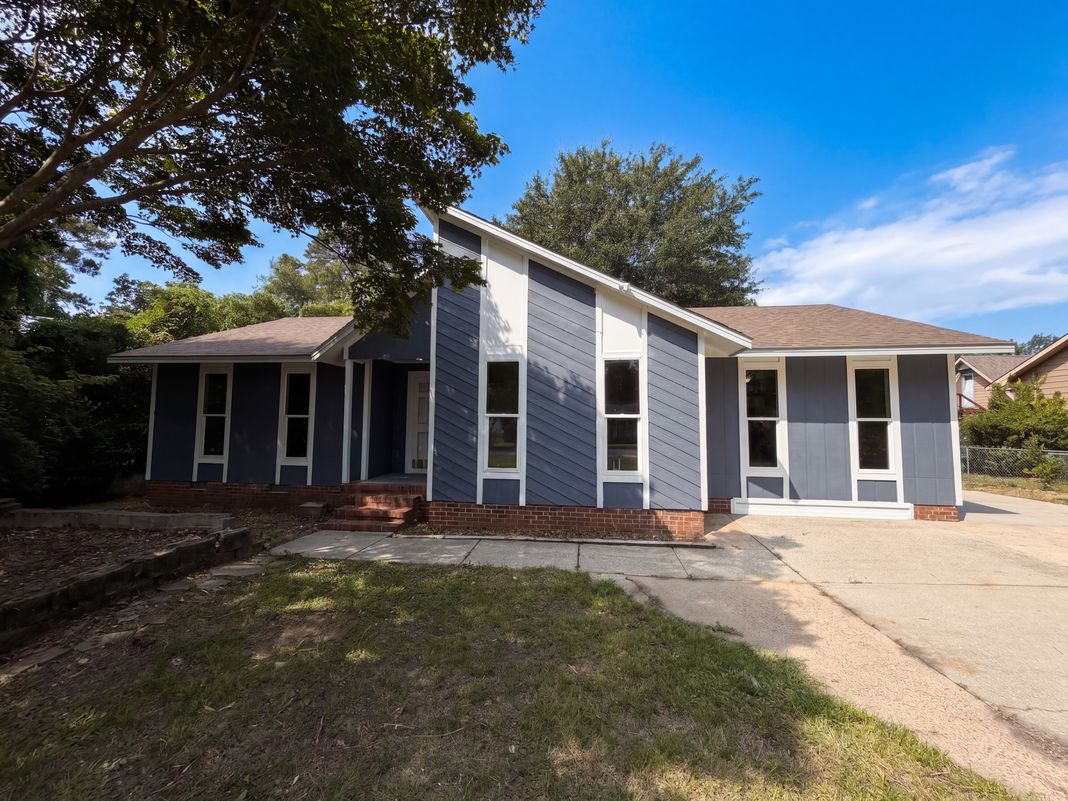 Property photo 1 of 909 Axis Cir