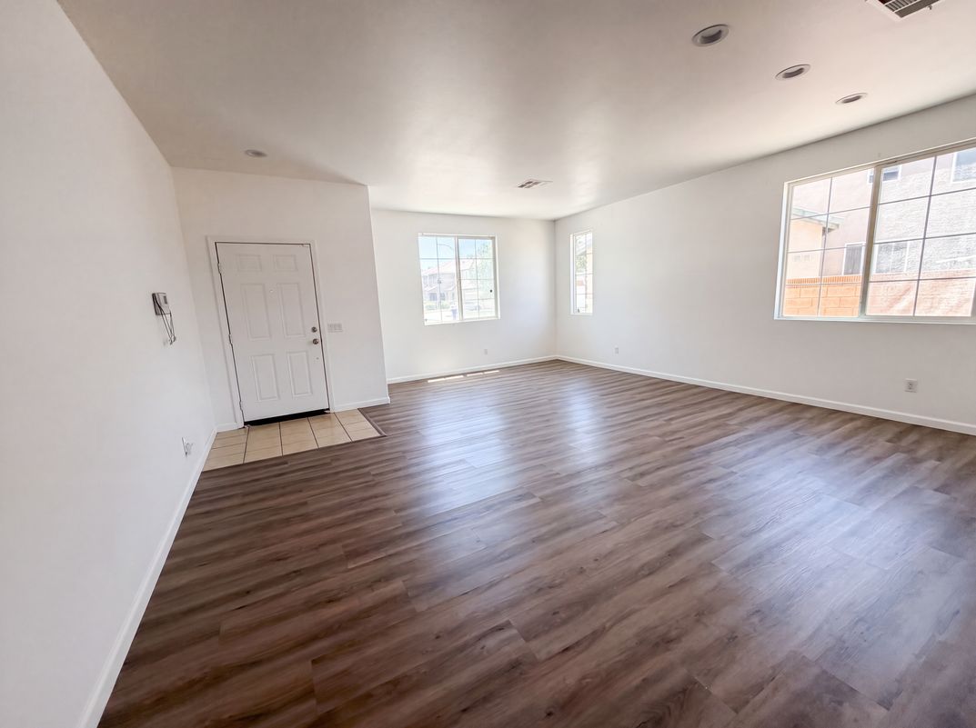 Property photo 3 of 3147 W Lingard St