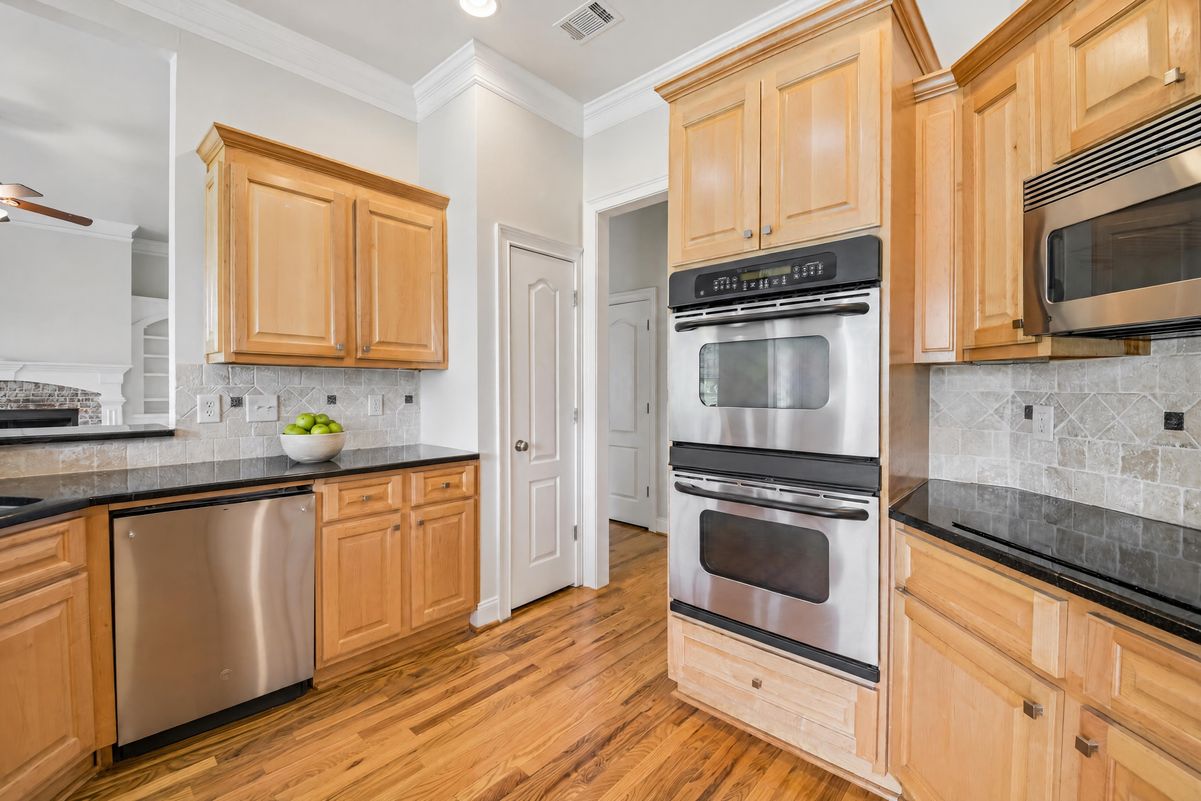 Property photo 2 of 1040 E Magnolia Loop