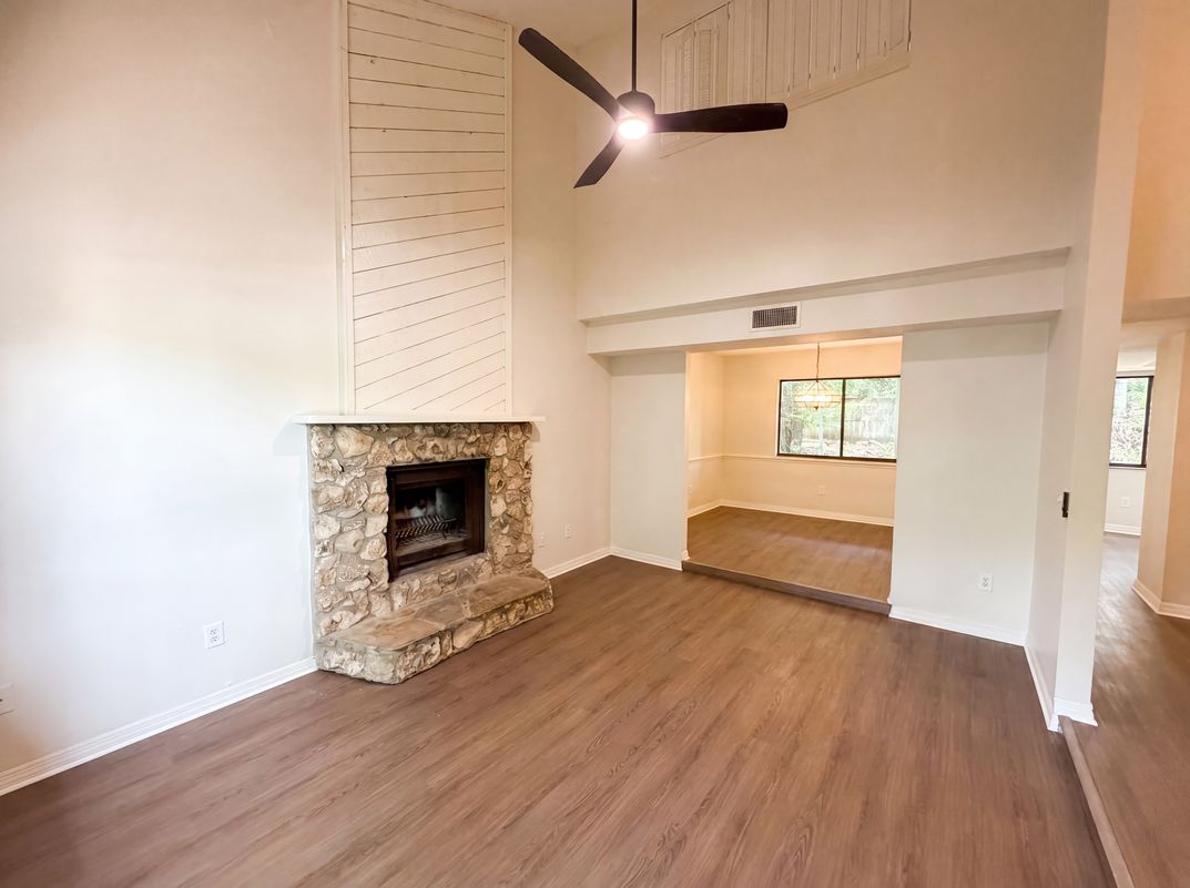 Property photo 3 of 830 Dunbar Ter