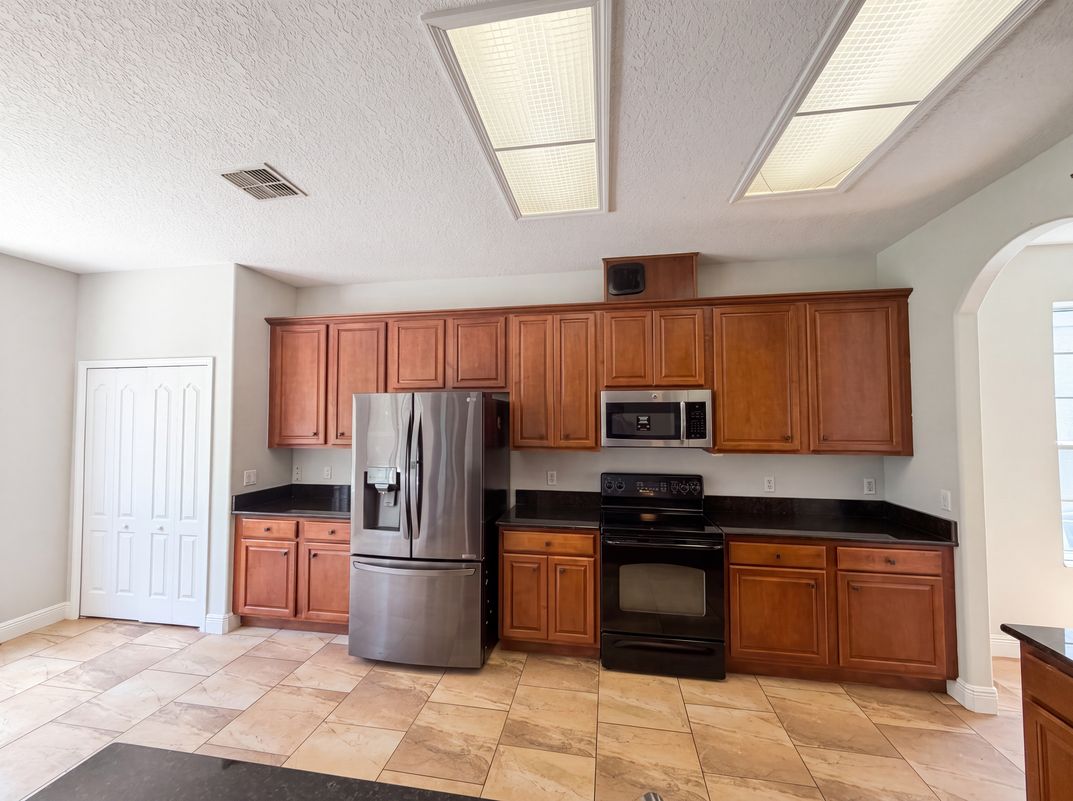 Property photo 2 of 12706 Grovehurst Ave