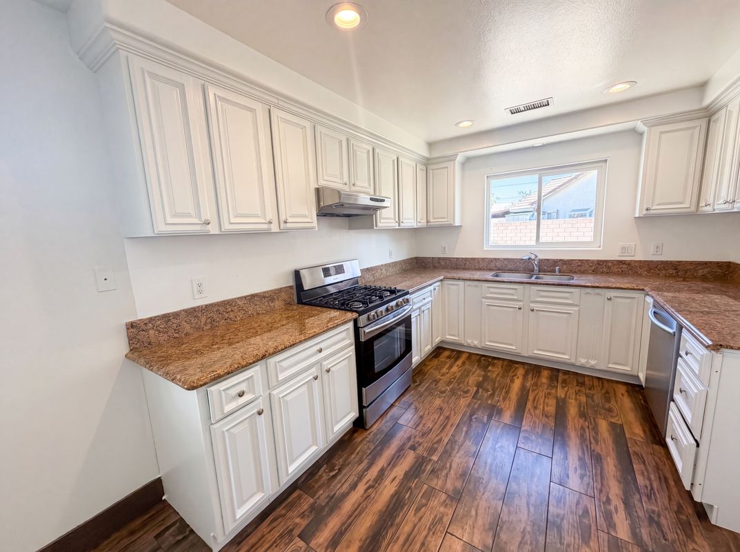 Property photo 2 of 922 W Craig St
