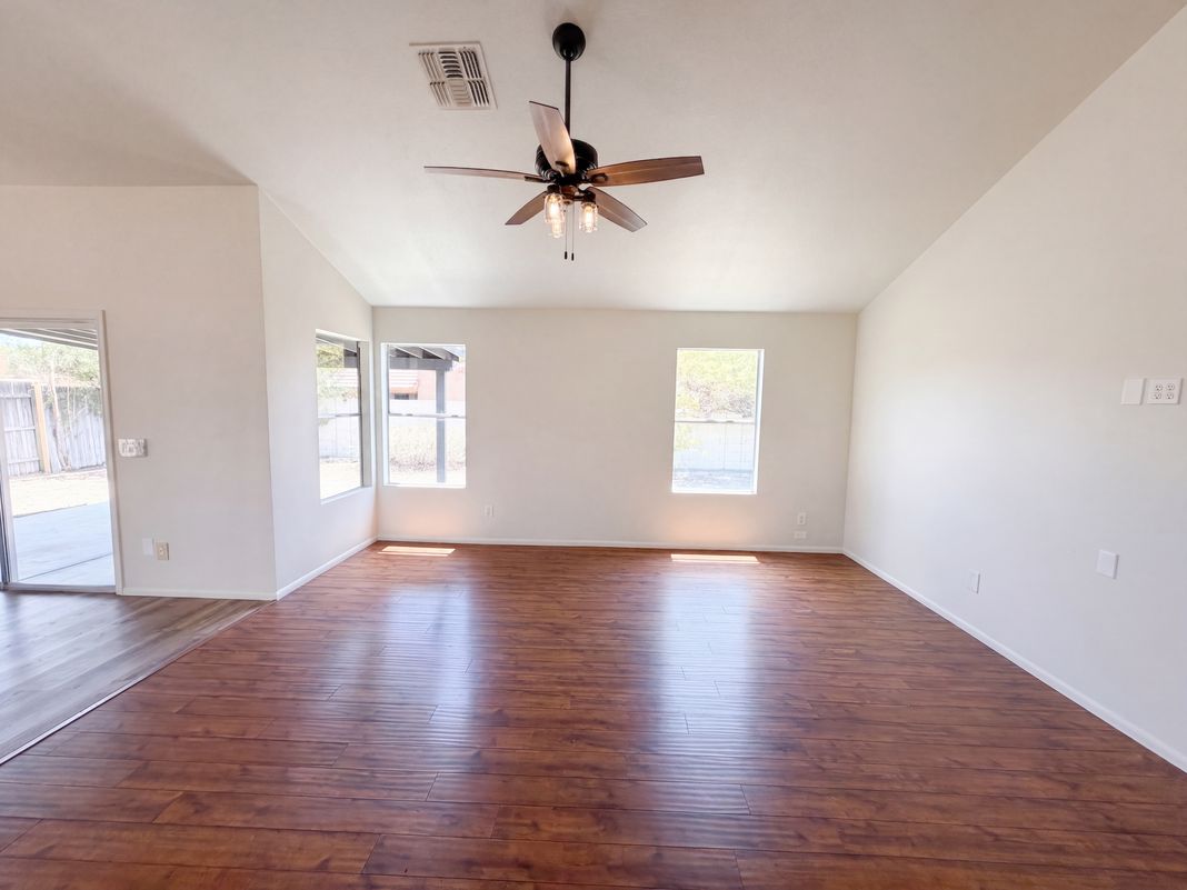 Property photo 3 of 615 W Montoya Ln