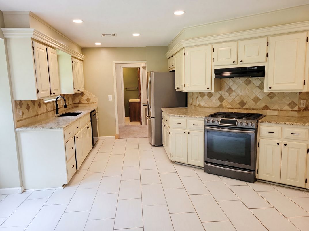 Property photo 2 of 4600 Rolling Hills Dr