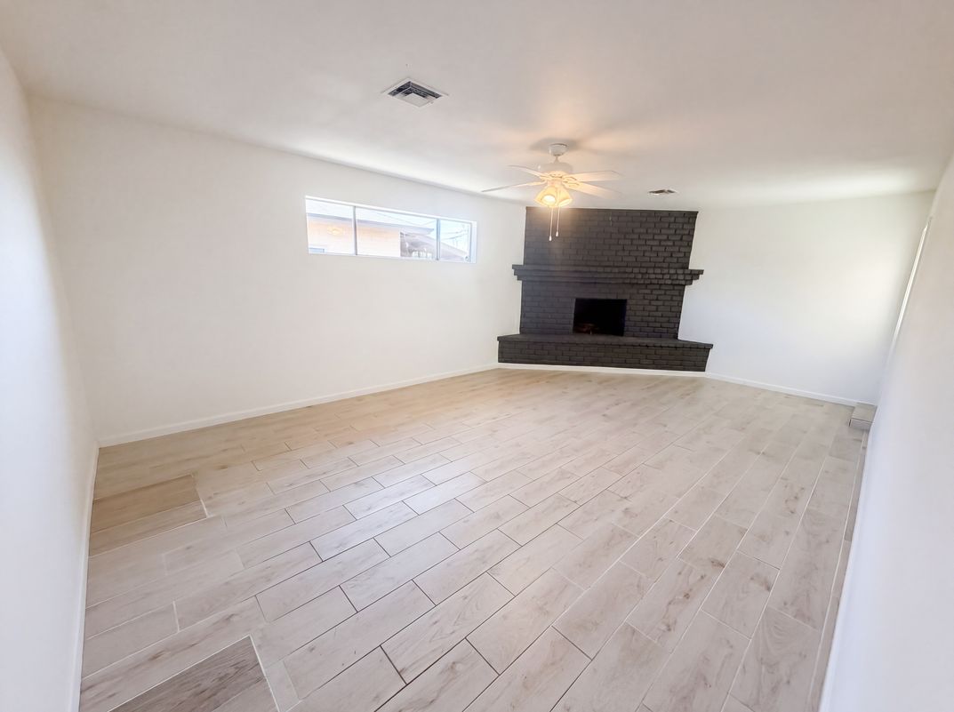 Property photo 3 of 438 N Ash