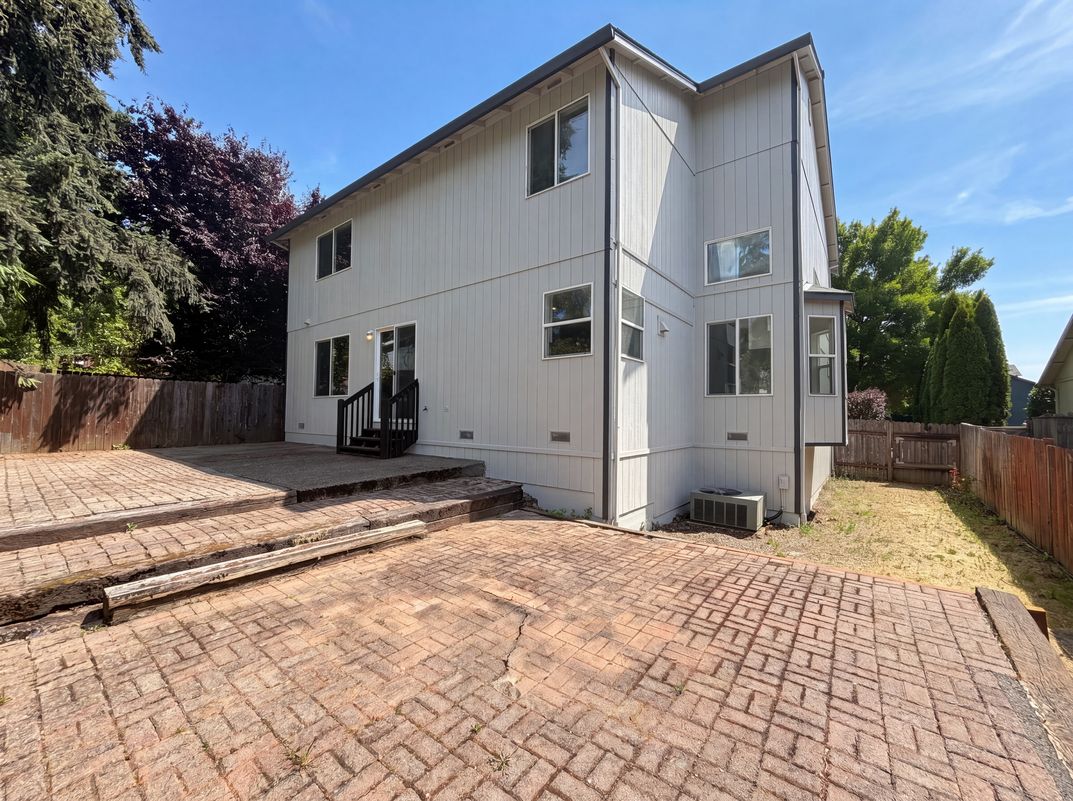 Photo 5 of 27 of 451 NW Yosemite Ter, Beaverton, OR