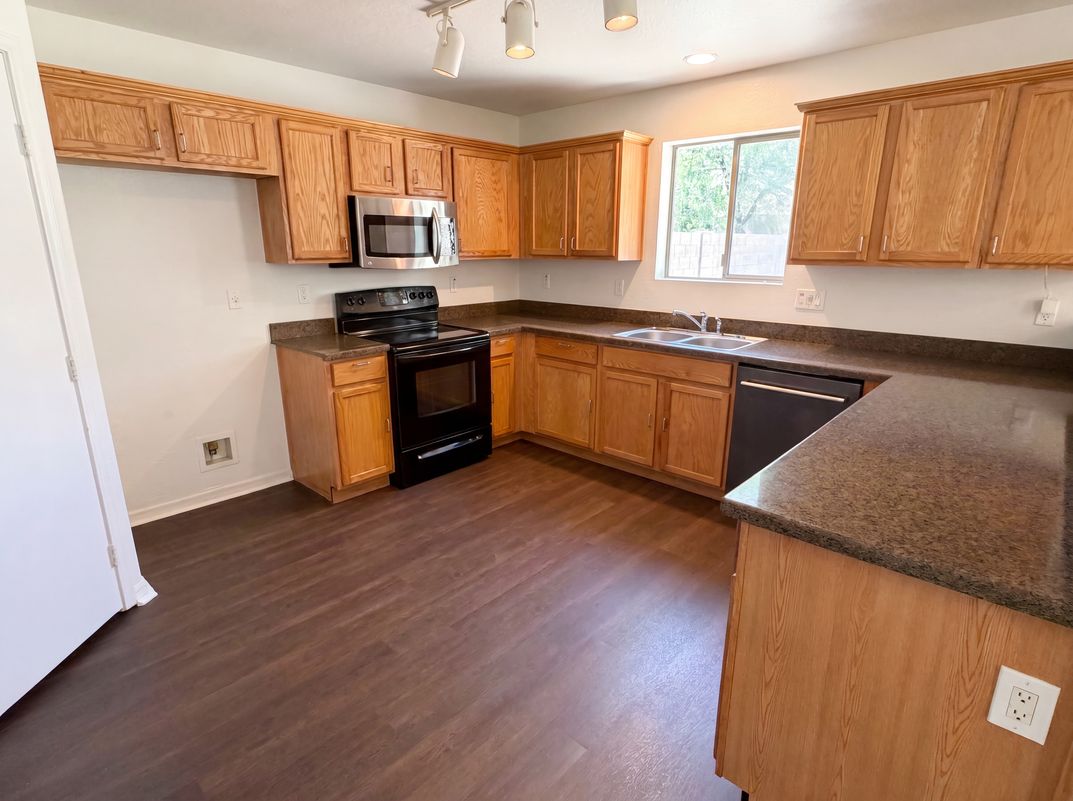 Property photo 2 of 13976 W Port Royale Ln