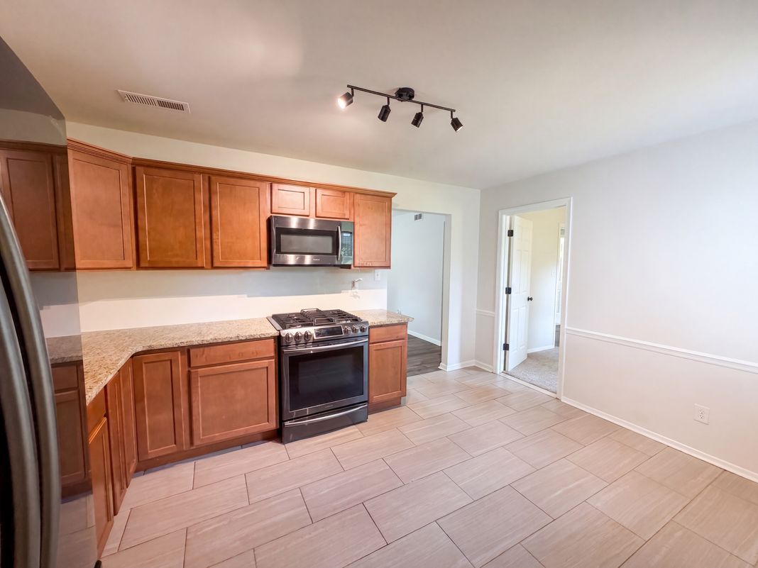 Property photo 2 of 728 Milan Rd E
