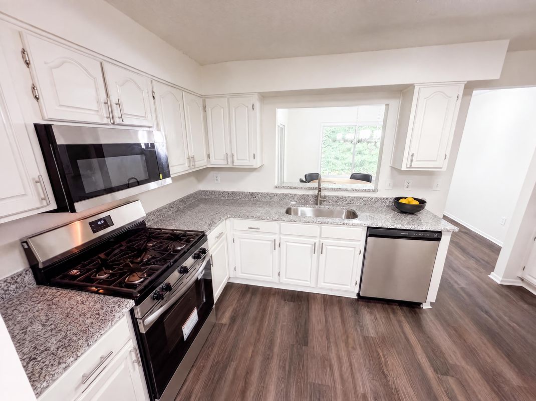 Property photo 2 of 18 Springhedge Ct SE