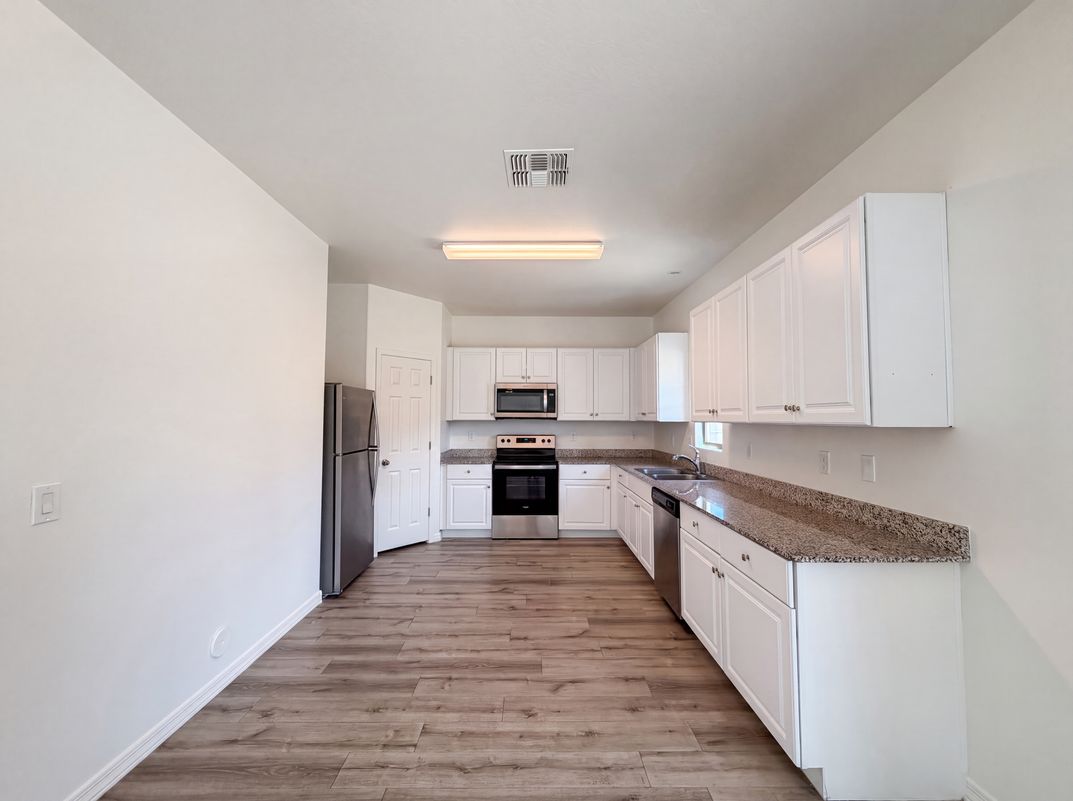 Property photo 2 of 45433 W Sandhill Rd