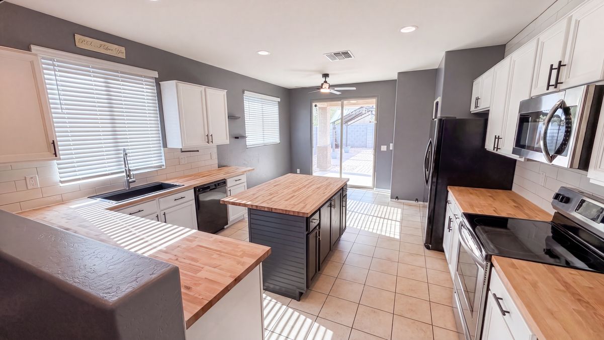 Property photo 2 of 18175 W Carlota Ln