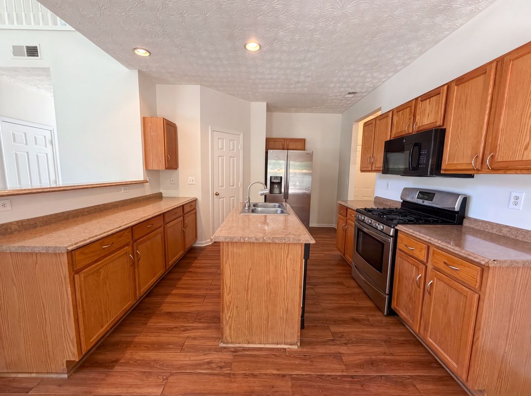 Property photo 2 of 835 Shadow Lake Dr