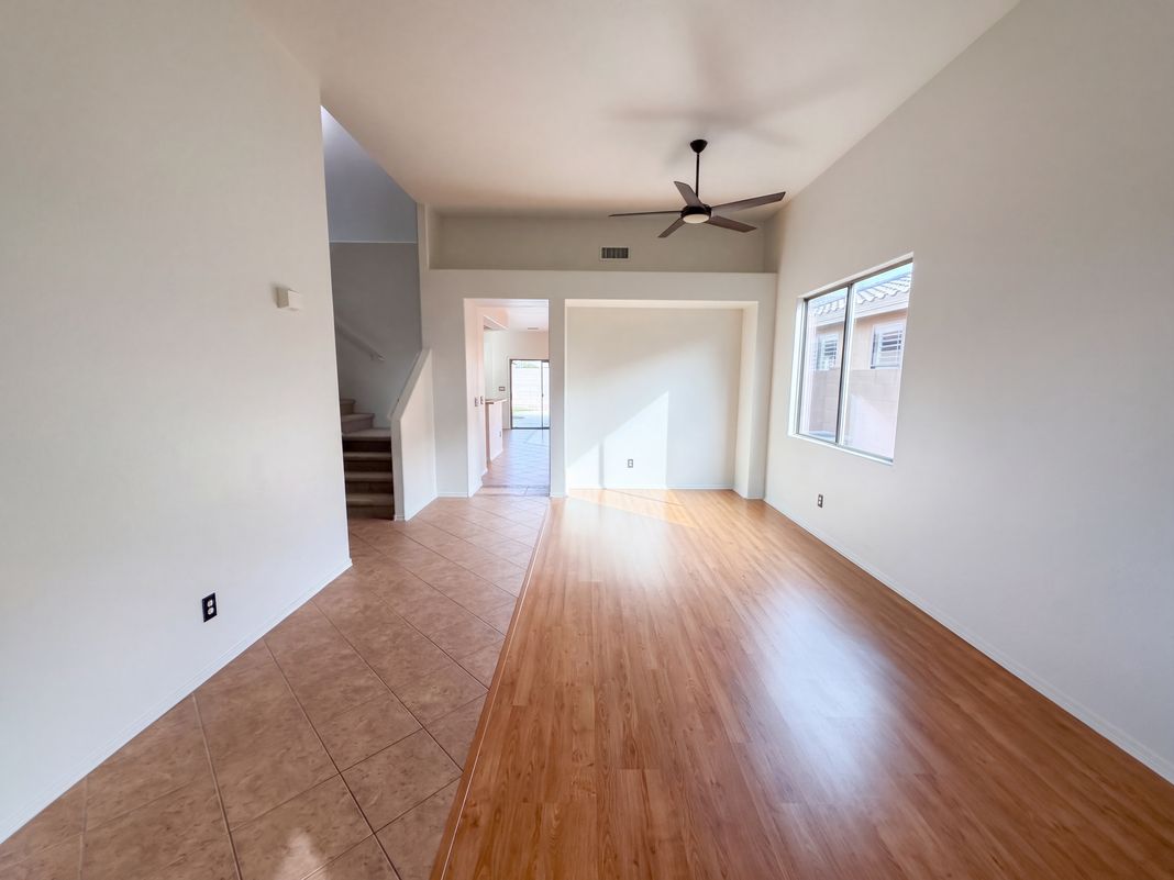Property photo 3 of 2464 W Warren Dr