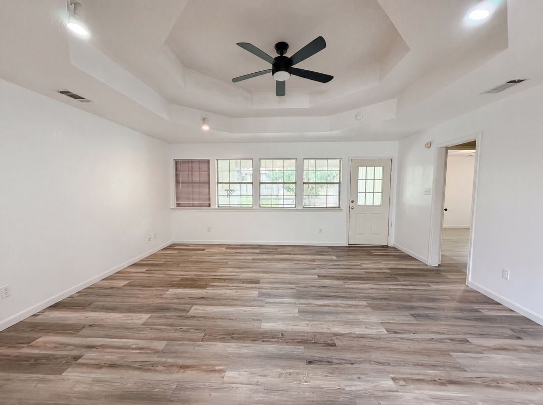 Photo 3 of 16 of 410 Cole Ave, Temple, TX