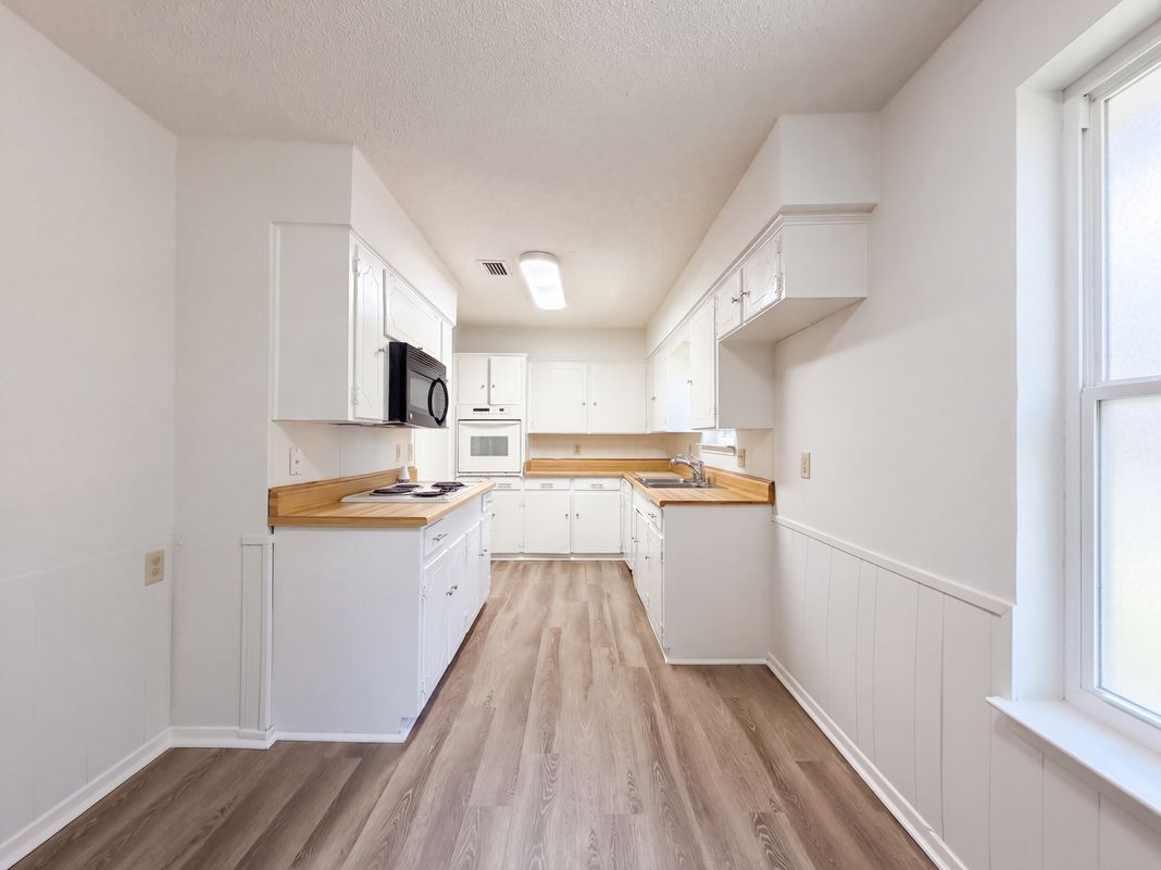 Property photo 2 of 1136 Kris St