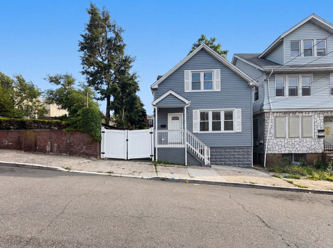 Property photo 1 of 15 Arverne Ter