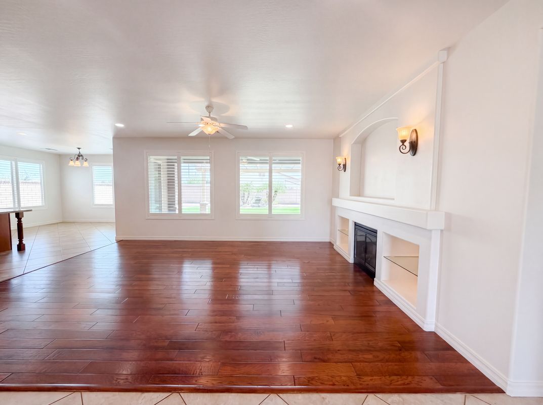 Property photo 3 of 11 W Canyon Way